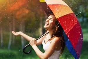 lachende Frau mit Regenschirm